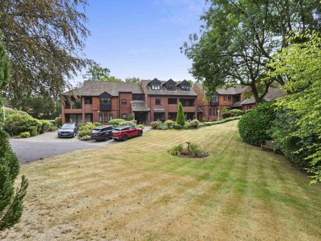 2 bedroom ground flat for sale