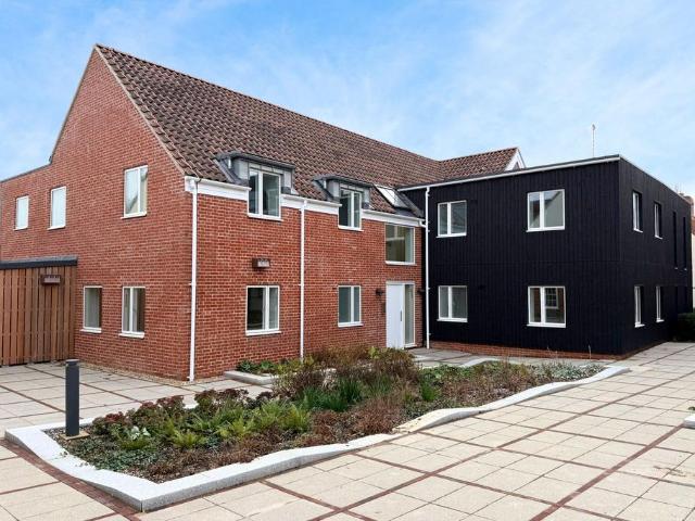 2 bedroom ground flat for sale