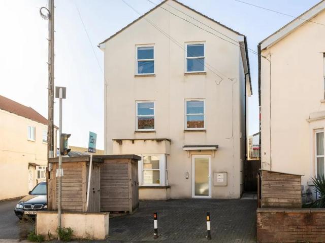 2 bedroom ground flat for sale