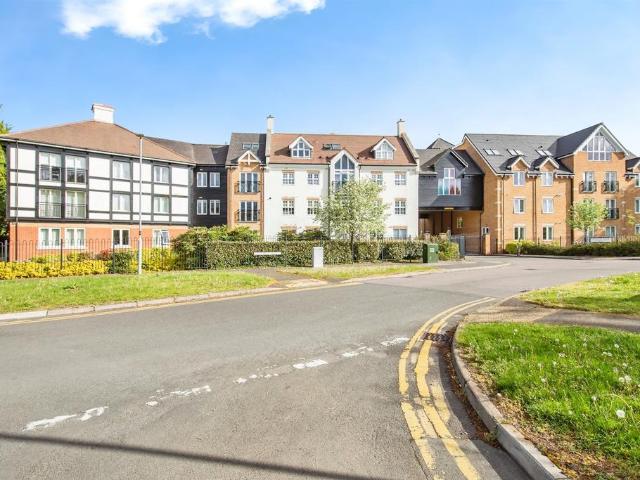 2 bedroom ground flat for sale
