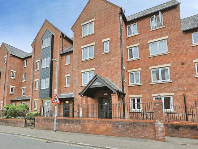 2 bedroom ground flat for sale