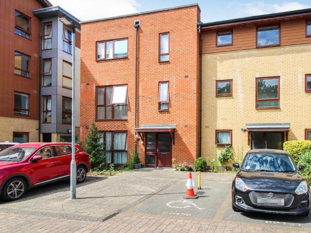 2 bedroom ground flat for sale