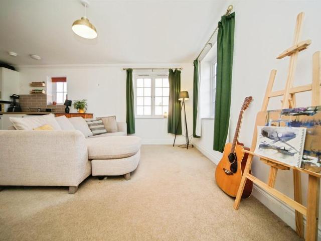 2 bedroom ground flat for sale