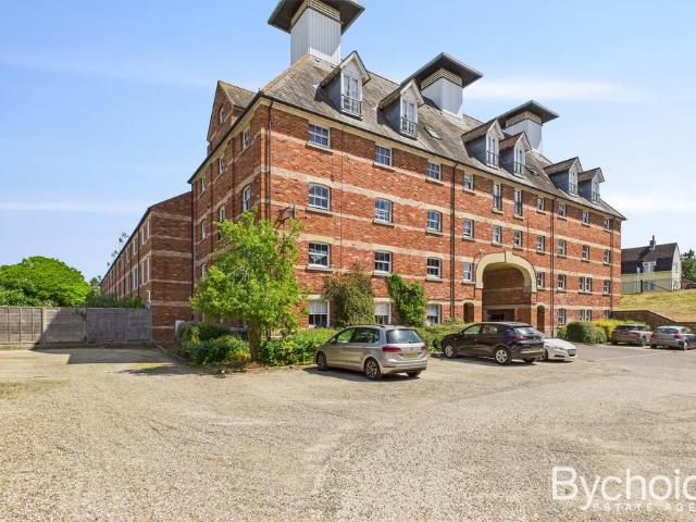 2 bedroom ground flat for sale