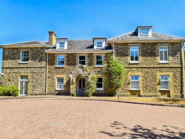 2 bedroom ground flat for sale