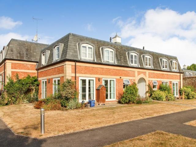 2 bedroom ground flat for sale