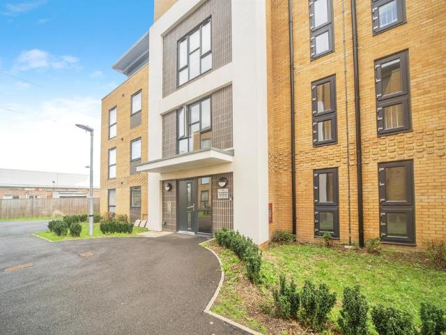 2 bedroom ground flat for sale
