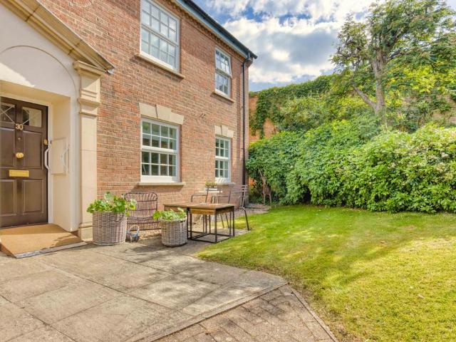 2 bedroom ground flat for sale