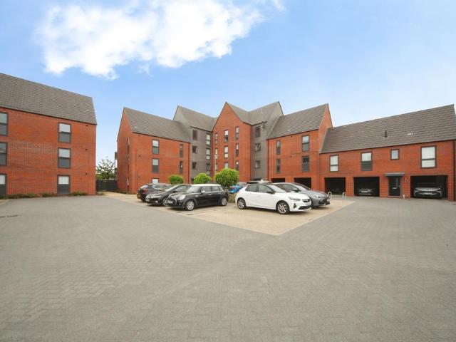 2 bedroom ground flat for sale