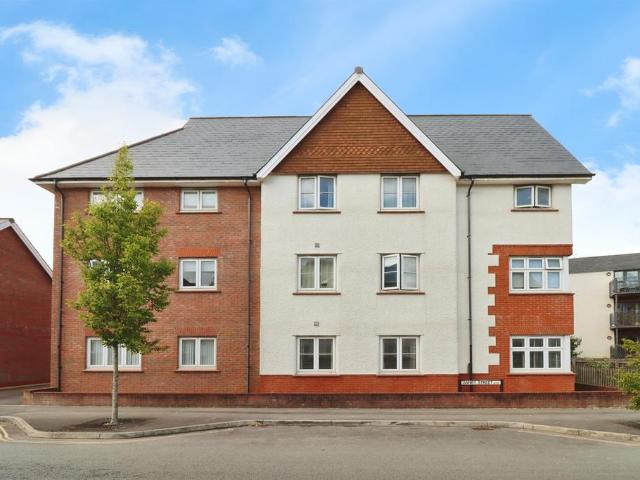 2 bedroom ground flat for sale