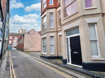 2 bedroom ground flat for sale