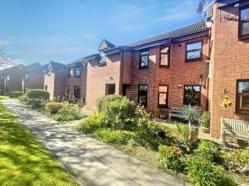 2 bedroom ground flat for sale