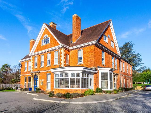2 bedroom ground flat for sale