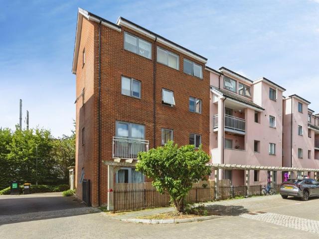 2 bedroom ground flat for sale