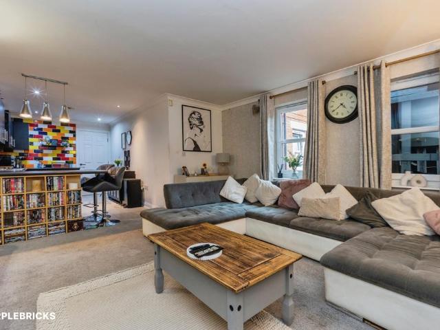 2 bedroom ground flat for sale