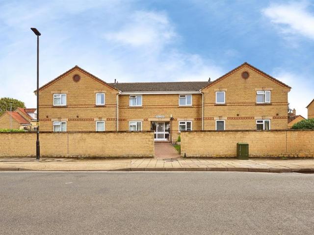 2 bedroom ground flat for sale