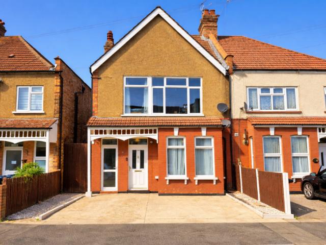2 bedroom ground flat for sale