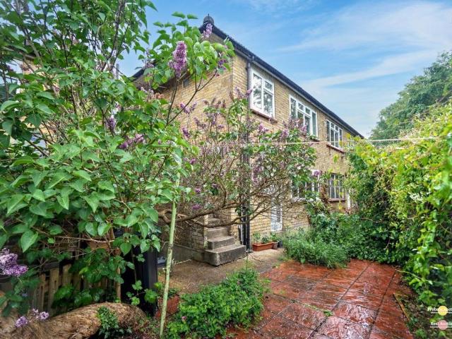 2 bedroom ground flat for sale