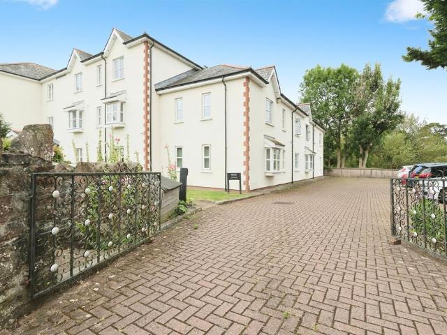 2 bedroom ground flat for sale