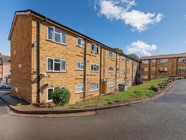 2 bedroom ground flat for sale