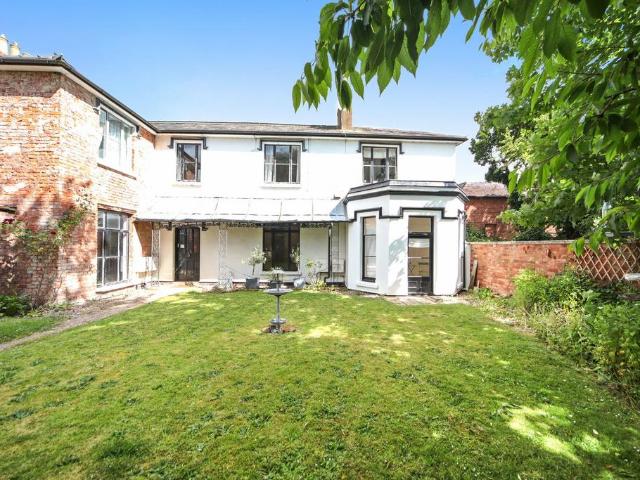 2 bedroom ground flat for sale