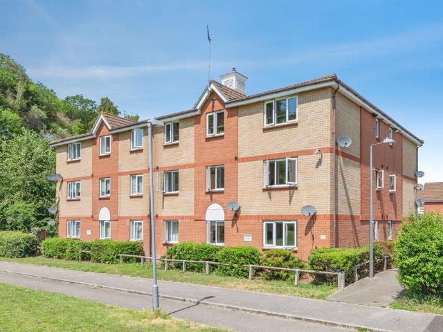 2 bedroom ground flat for sale