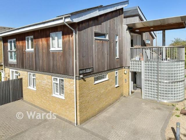 2 bedroom ground flat for sale