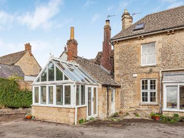 2 bedroom ground flat for sale
