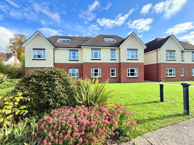 2 bedroom ground flat for sale