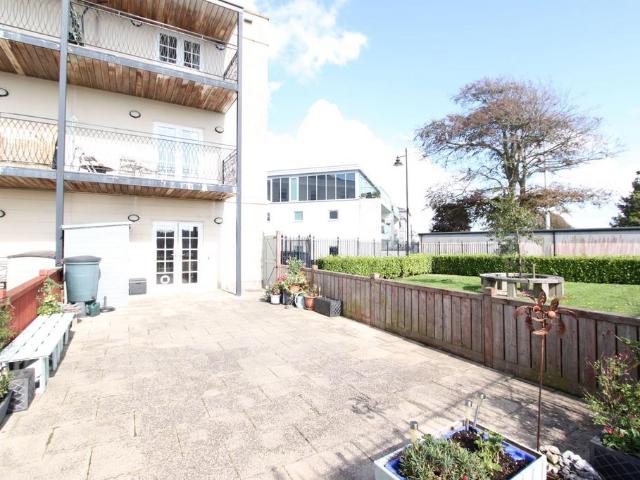 2 bedroom ground flat for sale