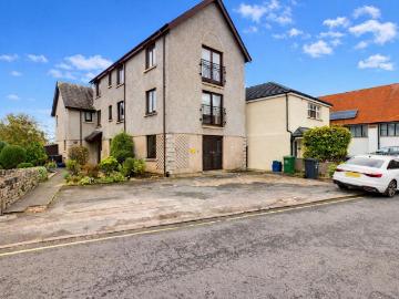 2 bedroom ground flat for sale
