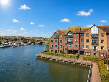 2 bedroom ground flat for sale