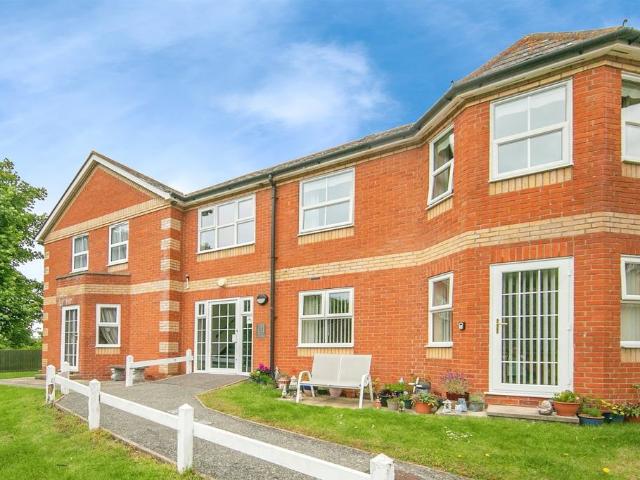 2 bedroom ground flat for sale