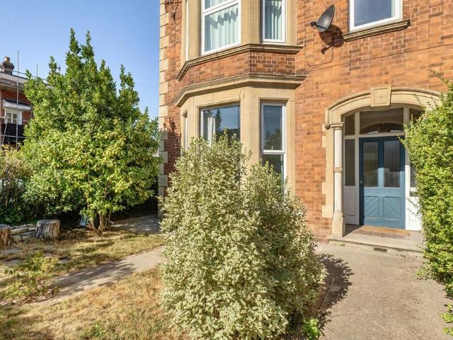 2 bedroom ground flat for sale
