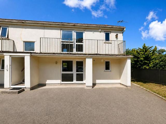 2 bedroom ground flat for sale