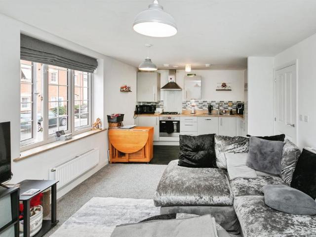2 bedroom ground flat for sale