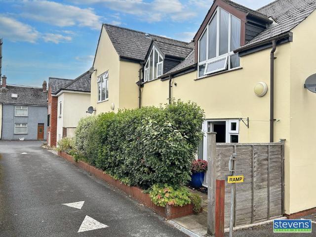 2 bedroom ground flat for sale