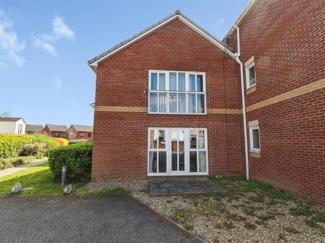 2 bedroom ground flat for sale