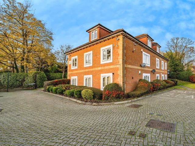 2 bedroom ground flat for sale
