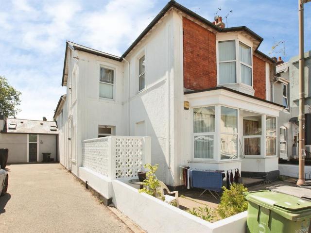 2 bedroom ground flat for sale