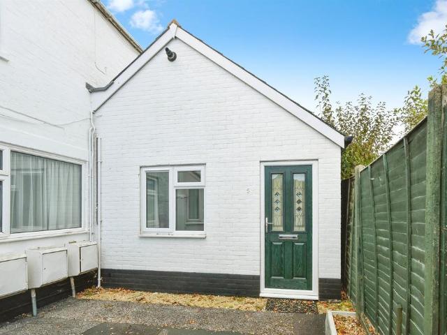 2 bedroom ground flat for sale
