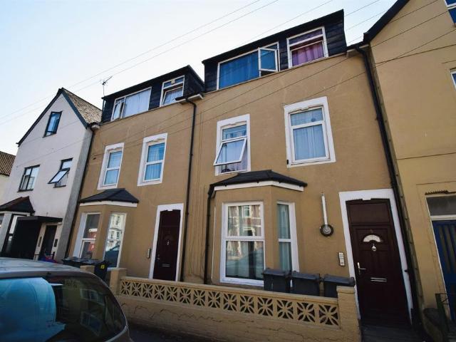 2 bedroom ground flat to rent