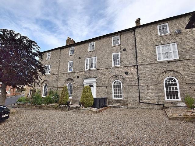 2 bedroom ground flat to rent