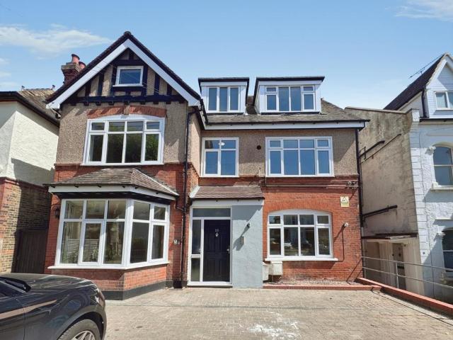 2 bedroom ground flat to rent
