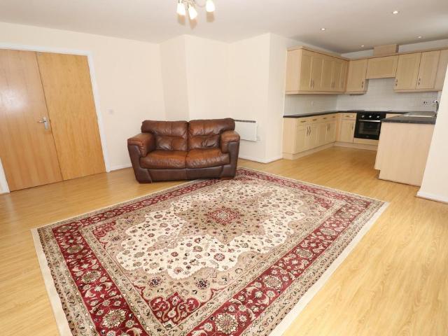 2 bedroom ground flat to rent