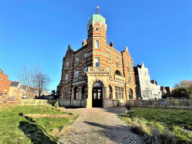 2 bedroom ground flat to rent