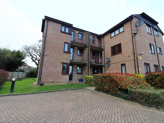 2 bedroom ground flat to rent