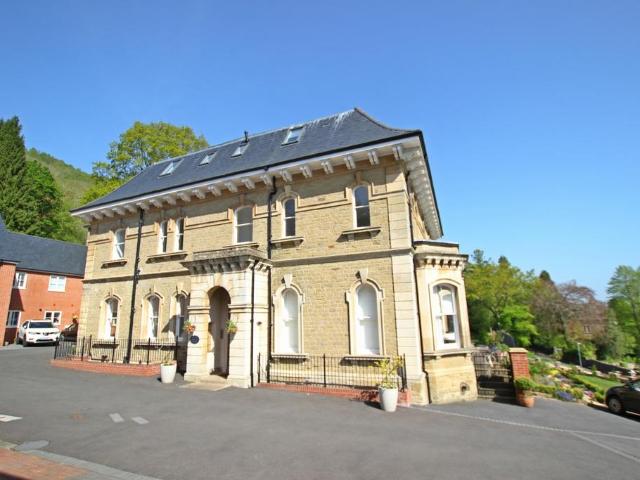2 bedroom ground flat to rent
