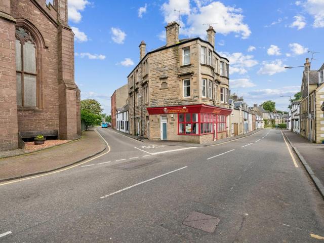 2 bedroom ground flat to rent