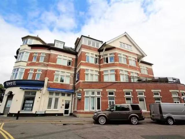 2 bedroom ground floor maisonette for rent in Christchurch Roa.